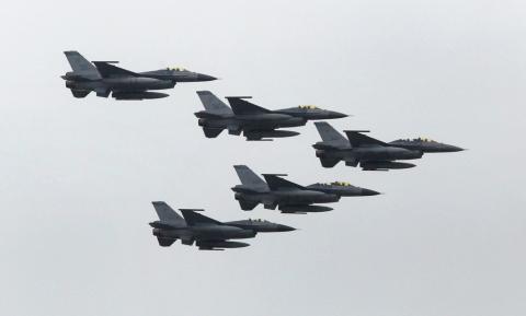 Taiwan Air Force's F-16 fighter jets fly during the annual Han Kuang military exercise at an army base in Hsinchu, northern Taiwan, July 4, 2015. PHOTO BY REUTERS/Patrick Lin