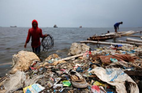 Plastic garbage litters the shoreline in Cilincing in Jakarta, Indonesia, November 26, 2018. PHOTO BY REUTERS/Willy Kurniawan