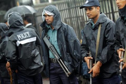 Police officers stand guard in front of the gate of International Crimes Tribunal (ICT) before a verdict against Bangladesh Jamaat-e-Islami chief Motiur Rahman Nizami in Dhaka, June 24, 2014. PHOTO BY REUTERS/Andrew Biraj