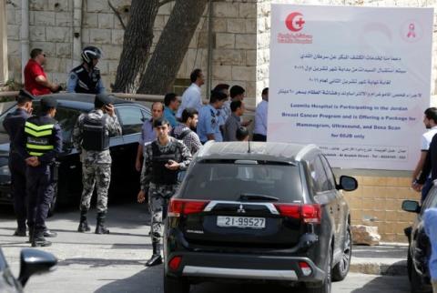 Jordanian police stand guard in front of a hospital where the body of Jordanian writer Nahed Hattar, who was shot dead, was held in Amman, Jordan, September 25, 2016. PHOTO BY REUTERS/Muhammad Hamed