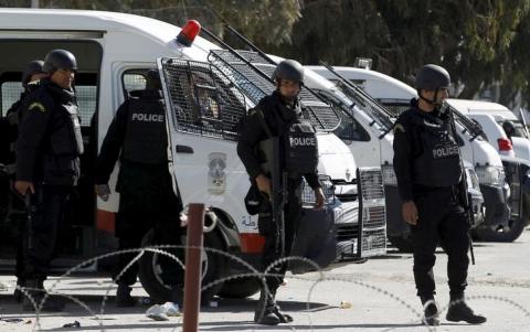 Tunisian police officers stand guard near a police station, March 8, 2016. PHOTO BY REUTERS/Zoubeir Souissi