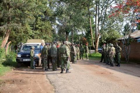Kenyan police officers gather during an operation against a suspected recruiter for the Somali militant group al Shabaab at the Kapenguria police station in west Kenya, July 14, 2016. PHOTO BY REUTERS/Stringer