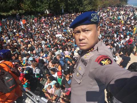 Chief Water Police of Lombok Dewa Wijaya takes a picture in front of hundreds of people attempting to leave the Gili Islands after an earthquake Gili Trawangan, in Lombok, Indonesia, August 6, 2018, in this picture obtained from social media. PHOTO BY REUTERS/Indonesia Water Police