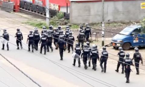 A still image taken from a video shows riot police walk along a street in the English-speaking city of Buea, Cameroon, October 1, 2017. PHOTO BY REUTERS TV