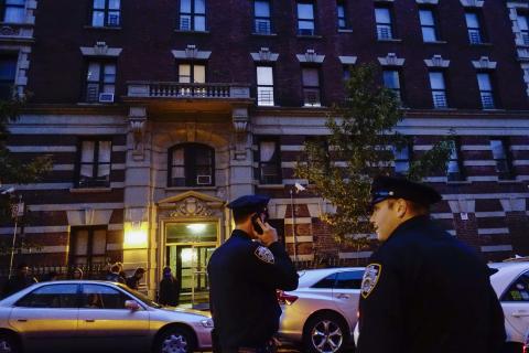 Police officers guard the building where Dr. Craig Spencer lives in New York October 23, 2014. Spencer, who worked in West Africa with Ebola patients, tested positive for Ebola and was in isolation at Bellevue Hospital. PHOTO BY REUTERS/Eduardo Munoz