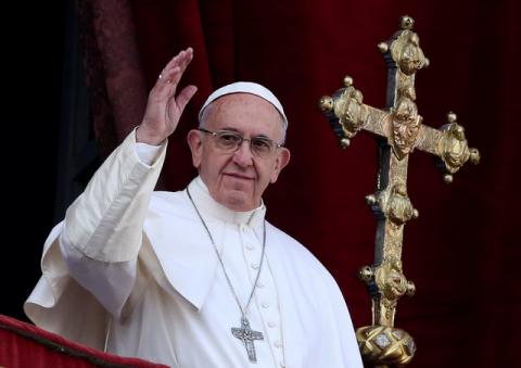 Pope Francis waves after delivering his "Urbi et Orbi" (to the city and the world) message from the balcony overlooking St. Peter's Square at the Vatican, December 25, 2016. PHOTO BY REUTERS/Alessandro Bianchi