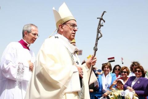 Pope Francis arrives to lead a mass in Cairo, Egypt, April 29, 2017. PHOTO BY REUTERS/Alessandro Bianchi