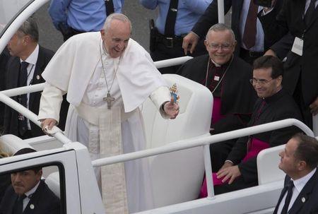 Pope Francis passes by in the popemoble while making his way to Independence Hall in Philadelphia, September 26, 2015. PHOTO BY REUTERS/Laurence Kesterson
