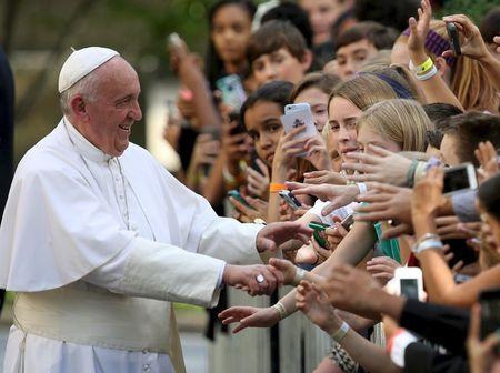 Pope Francis greets school children upon departure from the Vatican Embassy in Washington on day three of his first visit to the United States, September 24, 2015. PHOTO BY REUTERS/Gary Cameron