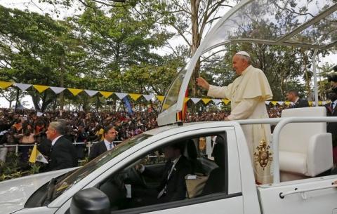 Pope Francis waves as he arrives to lead a mass in Kampala, Uganda, November 28, 2015. PHOTO BY REUTERS/Stefano Rellandini