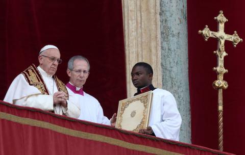 Pope Francis delivers his "Urbi et Orbi" (to the city and the world) message from the balcony overlooking St. Peter's Square at the Vatican, December 25, 2016. PHOTO BY REUTERS/Alessandro Bianchi