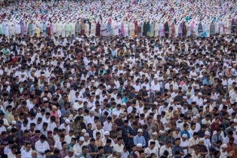 Muslims perform Eid al-Fitr prayers in the Tugu Pahlawan, Surabaya, East Java, Indonesia June 25, 2017 in this photo taken by Antara Foto. PHOTO BY REUTER/Moch Asim