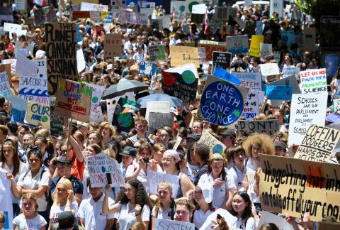 Thousands of children hold placards and chant slogans after they walked out of school in protest against government inaction on climate change in Sydney, Australia, November 30, 2018. PHOTO BY REUTERS/AAP/Dan Himbrechts