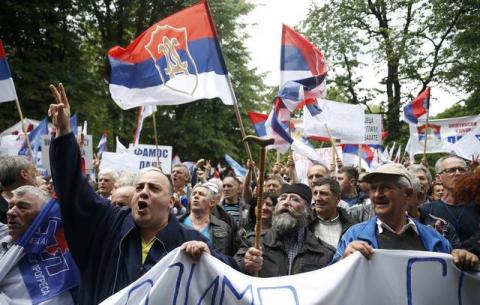 People shout slogans during an anti-government protest in Banja Luka, Bosnia and Herzegovina, May 14, 2016. PHOTO BY REUTERS/Dado Ruvic