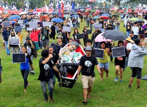 Anti-Marcos protesters carry an effigy of late dictator Ferdinand Marcos lying in a mock coffin during a protest denouncing his burial inside the Libingan ng mga Bayani (Heroes' cemetery) last week, at a Luneta park, metro Manila, Philippines, November 25, 2016. PHOTO BY REUTERS/Romeo Ranoco