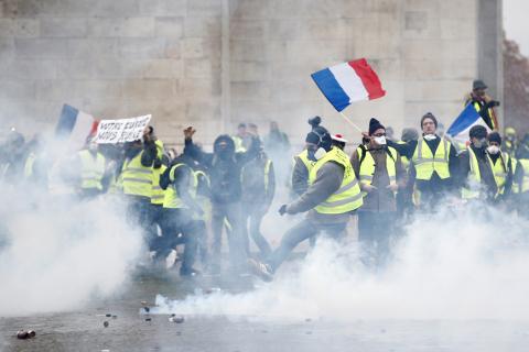 Protesters wearing yellow vests, a symbol of a French drivers' protest against higher diesel taxes, face off with French riot police during clashes at the Place de l'Etoile near the Arc de Triomphe in Paris, France, December 1, 2018. PHOTOT BY REUTERS/Stephane Mahe