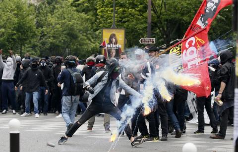 Protestors clash with riot police during a demonstration against French labour law reforms in Paris, France, May 17, 2016. PHOTO BY REUTERS/Gonzalo Fuentes