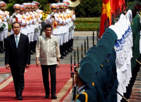 Philippines President Rodrigo Duterte (R) reviews the guard of honour with his Vietnamese counterpart Tran Dai Quang during a welcoming ceremony at the Presidential Palace in Hanoi, Vietnam, September 29, 2016. PHOTO BY REUTERS/Kham