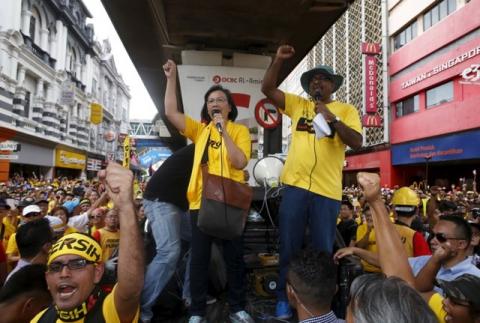 Pro-democracy group "Bersih" (Clean) chairwoman Maria Chin Abdullah (C) rallies supporters as they prepare to march towards Dataran Merdeka in Malaysia's capital city of Kuala Lumpur, August 29, 2015. PHOTO BY REUTERS/Edgar Su