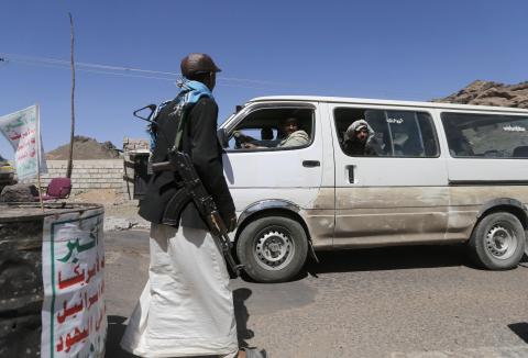 A Shi'ite Houthi rebel mans a checkpoint in Yareem town of Yemen's central province of Ibb, October 22, 2014. PHOTO BY REUTERS/Khaled Abdullah