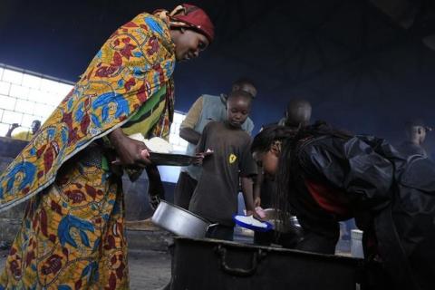 Congolese refugees gather to receive a warm meal at the Nyakabande refugees transit camp in Kisoro district, 491 km (305 miles) west of Ugandan capital Kampala, November 9, 2013. PHOTO BY  REUTERS/James Akena