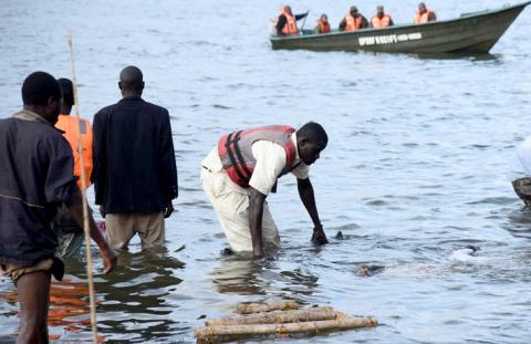 A rescue worker recovers a dead body of a passenger after a cruise boat capsized in Lake Victoria off Mukono district, Uganda, November 25, 2018. PHOTO BY REUTERS/Newton Nambwaya