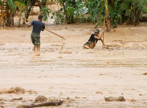 Members of Sri Lankan military rescue team work at the site of a landslide at Elangipitiya village in Aranayaka, Sri Lanka May 19, 2016. REUTERS/Dinuka Liyanawatte