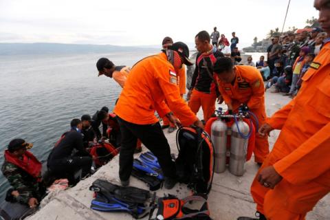 Rescue team members preparing diving equipment during operation to find of missing passengers from a ferry accident at the Lake Toba at Tigaras port in Simalungun, North Sumatra, Indonesia, June 20, 2018. PHOTO BY REUTERS/Beawiharta