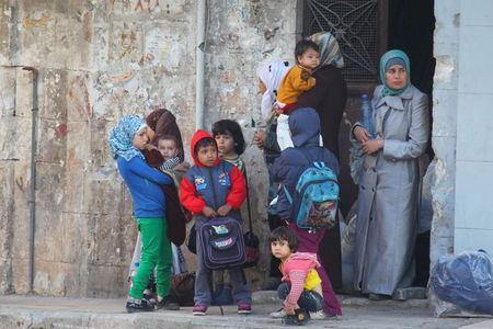 Residents carry their belongings as they wait to flee the northwestern city of Ariha, after a coalition of insurgent groups seized the area in Idlib province, May 29, 2015. PHOTO BY REUTERS/Ammar Abdullah