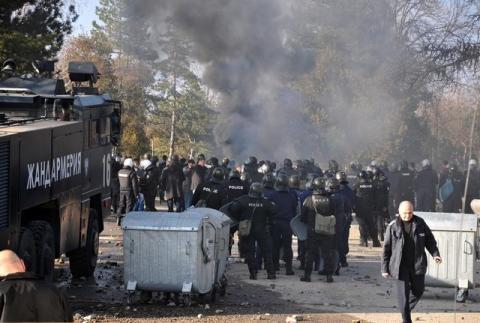Bulgarian riot police are seen inside a refugee center during clashes in the town of Harmanli, Bulgaria, November 24, 2016. PHOTO BY REUTERS/Tihmoir Petkov