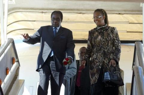 Zimbabwe President Robert Mugabe (L) and wife Grace disembark from the plane upon arriving at Harare International airport. PHOTO BY REUTERS/Philimon Bulawayo