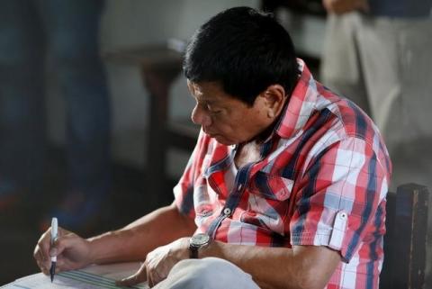 Presidential candidate Rodrigo "Digong" Duterte casts his vote at a polling precinct for national elections at Daniel Aguinaldo National High School in Davao city in southern Philippines, May 9, 2016. PHOTO BY REUTERS/Erik De Castro