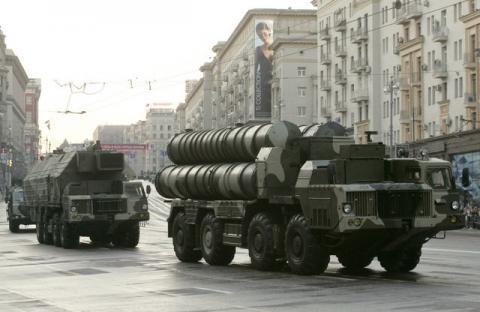 Russian S-300 anti-missile rocket system move along a central street during a rehearsal for a military parade in Moscow, May 4, 2009. PHOTO BY REUTERS/Alexander Natruskin