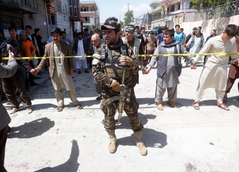 An Afghan security forces mamber stands guard at the site of a suicide bomb attack in Kabul, Afghanistan, April 22, 2018. PHOTO BY REUTERS/Omar Sobhani
