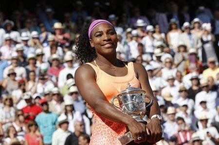 Serena Williams of the U.S. poses with the trophy during the ceremony after defeating Lucie Safarova of the Czech Republic during their women's singles final match to win the French Open tennis tournament at the Roland Garros stadium in Paris, France, June 6, 2015. PHOTO BY REUTERS/Jean-Paul Pelissier
