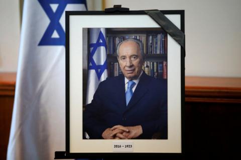 A photograph of former Israeli President Shimon Peres is displayed before the start of a special cabinet meeting to mourn the death of Peres, in Jerusalem, September 28, 2016. PHOTO BY REUTERS/Ronen Zvulun