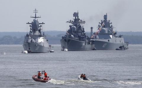 (L-R) Russian navy corvette Steregushchy, destroyer Nastoichivy and frigate Admiral Gorshkov are anchored in a bay of the Russian fleet base in Baltiysk in Kaliningrad region, Russia, July 19, 2015. PHOTO BY REUTERS/Maxim Shemetov