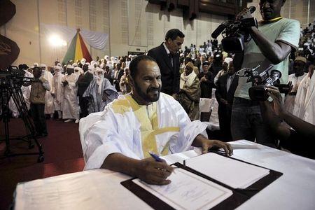 Sidi Brahim Ould Sidati of the Coordination of Movements for Azawad signs a peace agreement in Bamako, Mali, June 20, 2015. PHOTO BY REUTERS/Stringer