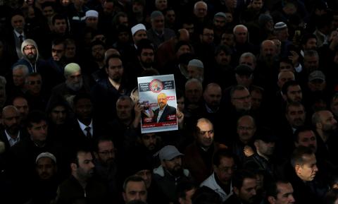 People attend a symbolic funeral prayer for Saudi journalist Jamal Khashoggi at the courtyard of Fatih mosque in Istanbul, Turkey, November 16, 2018. PHOTO BY REUTERS/Huseyin Aldemir