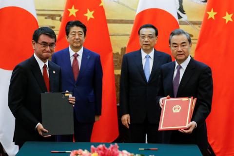 Chinese Premier Li Keqiang, Japanese Prime Minister Shinzo Abe, Chinese Foreign Minister Wang Yi and Japanese Foreign Minister Taro Kono attend a signing ceremony at the Great Hall of the People in Beijing, China, October 26, 2018. PHOTO BY REUTERS/Thomas Peter