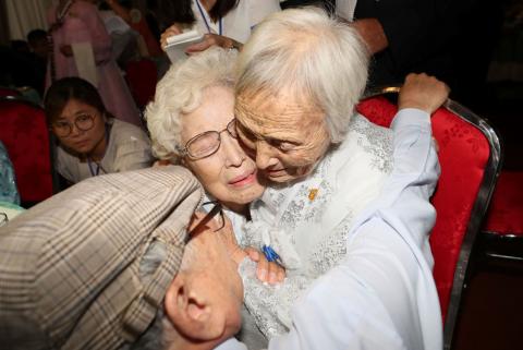 North and South Korean family members meet during a reunion at North Korea's Mount Kumgang resort, near the demilitarized zone (DMZ) separating the two Koreas, North Korea, August 20, 2018. PHOTO BY REUTERS/Yonhap