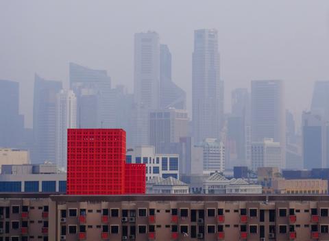The skyline of the central business district and a public apartment block are seen during haze in Singapore, September 18, 2019. PHOTO BY REUTERS/Kevin Lam