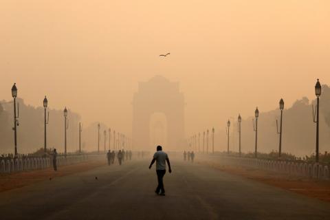 A man walks in front of the India Gate shrouded in smog in New Delhi, India, October 29, 2018. PHOTO BY REUTERS/Anushree Fadnavis