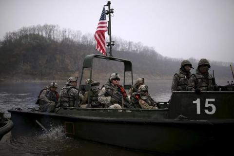 U.S. army soldiers take part in a U.S.-South Korea joint river-crossing exercise near the demilitarized zone separating the two Koreas in Yeoncheon, South Korea, April 8, 2016. PHOTO BY REUTERS/Kim Hong-Ji