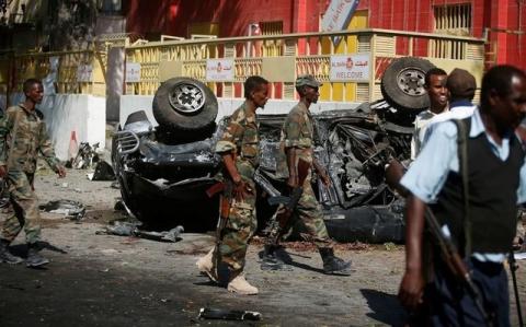Somali government soldiers secure the scene of an attack on a restaurant by the Somali Islamist group al Shabaab in the capital Mogadishu, Somalia, October 1, 2016. PHOTO BY REUTERS/Feisal Omar