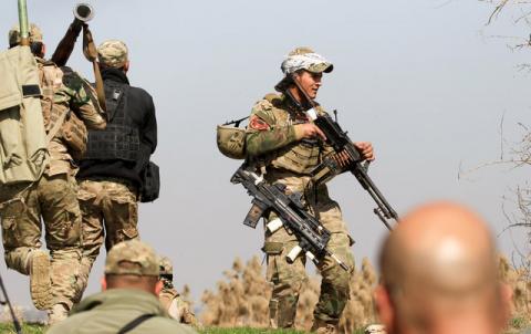 Rapid Response forces members cross farm land during a battle with Islamic State's militants south west of Mosul, Iraq, February 24, 2017. PHOTO BY REUTERS/Zohra Bensemra