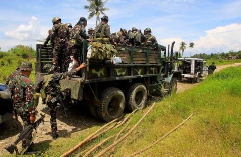 A combined group of policemen and government forces board a military truck after Islamist militants, who had holed up in a primary school, retreated after a gunbattle with troops but were holding some civilians hostage, in Pigcawayan, North Cotabato, Philippines, June 21, 2017. PHOTO BY REUTERS/Marconi Navales