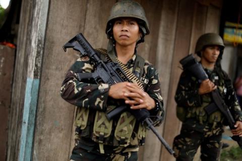 Philippines army soldiers patrol as government forces continue their assault against insurgents from the Maute group, who have taken over large parts of Marawi City, Philippines, June 25, 2017. PHOTO BY REUTERS/Jorge Silva