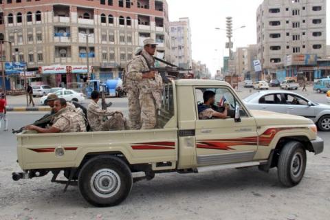 Yemeni Army soldiers patrol a street in Mansoura District, in the port city of Aden, Yemen, March 30, 2016. PHOTO BY REUTERS/Fawaz Salman