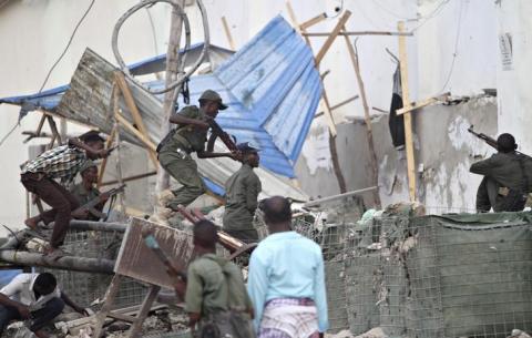 Somali police take position after Islamist group al Shabaab attacked Maka Al-Mukarama hotel in the capital Mogadishu, March 27, 2015. PHOTO BY REUTERS/Feisal Omar